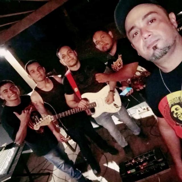 Banda Metamorphosis reunida em momento especial